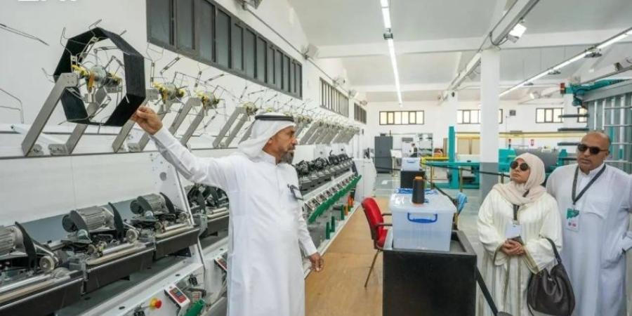 ضيوف برنامج خادم الحرمين يزورون مجمع كسوة الكعبة ومعرض الوحي