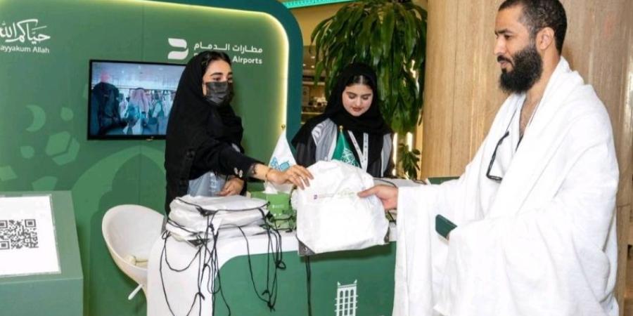 بروح العطاء والمسؤولية... متطوعو أمانة الشرقية يستقبلون ضيوف الرحمن في مطارات الدمام