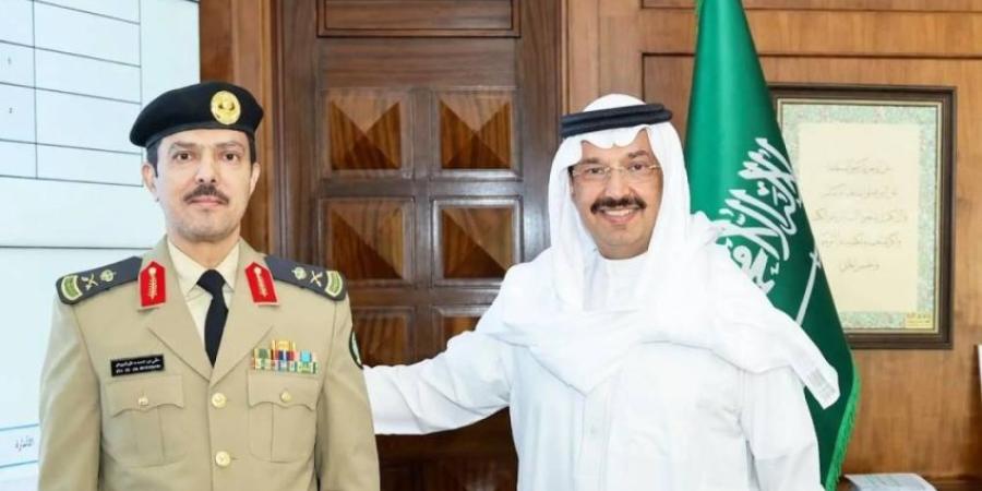 أمير عسير يقلّد قائد أمن المنشآت بالمنطقة رتبته الجديدة