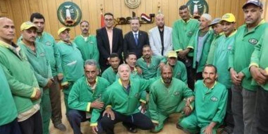 محافظ المنوفية يهنئ عمال النظافة بعيد الأضحى ويوزع بونات مواد غذائية ومساعدات