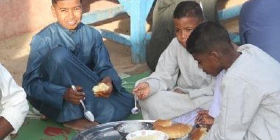 «الشعرية باللبن» عادة أسوانية توحد أبناء القبائل فى صباح عيد الأضحى.. صور