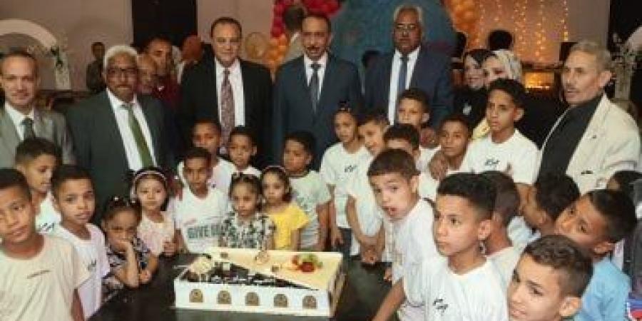 محافظ سوهاج يشارك أطفال مؤسسة البنين وتحسين الصحة فرحتهم بالعيد