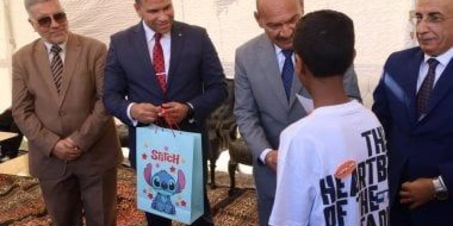 محافظ السويس يشارك الأيتام والمسنين وذوي الهمم فرحة عيد الأضحى