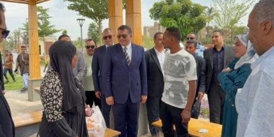 وسط فرحة المواطنين بالعيد.. محافظ قنا يتفقد كورنيش النيل الجديد