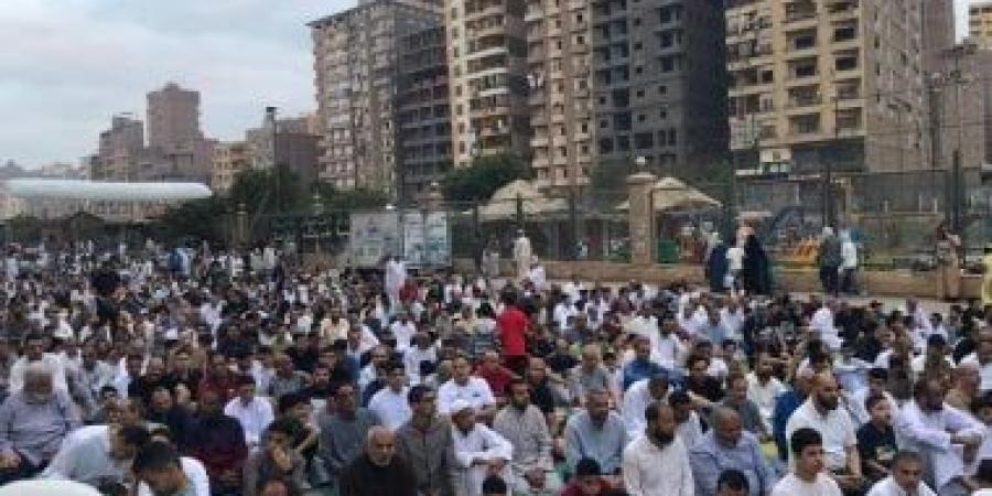 الأهالى والمصلين يؤدون صلاة عيد الأضحى بساحات ومساجد سوهاج.. مباشر