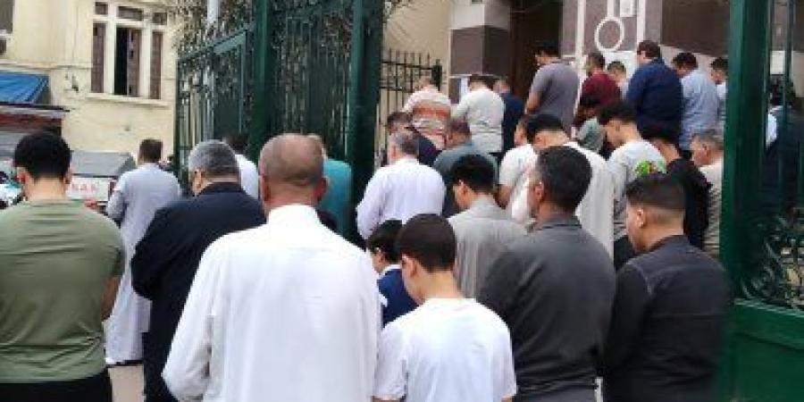 أهالى البحيرة يؤدون صلاة عيد الأضحى بمسجد التوبة فى دمنهور.. فيديو