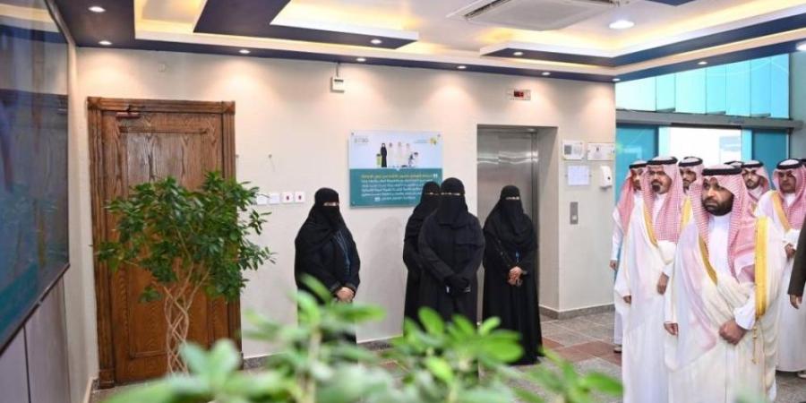 أمير منطقة جازان ونائبه يعايدان منسوبي ونزلاء مركز التأهيل الشامل بالمنطقة