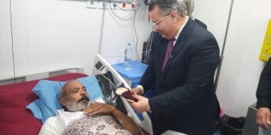جبر الخواطر.. مدير مستشفيات بنها الجامعية يشارك المرضى احتفالات عيد الأضحى
