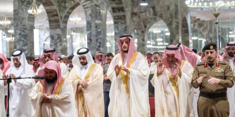محافظ الطائف يؤدي صلاة عيد الأضحى