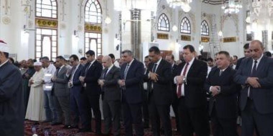 محافظ البحر الأحمر يؤدي صلاة عيد الأضحي بمسجد الميناء الكبير بالغردقة