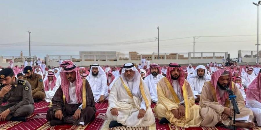 محافظ أملج يتقدم المصلين في صلاة العيد ويستقبل المهنئين