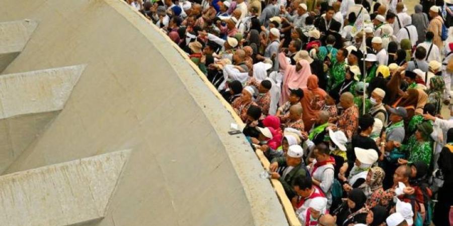 حجاج بيت الله الحرام يرمون الجمرات الثلاث في أول أيام التشريق