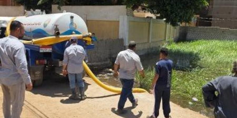 محافظ سوهاج يحتوى أزمة ترعة طرخان ويوجه بشفط المياه وحصر الأضرار