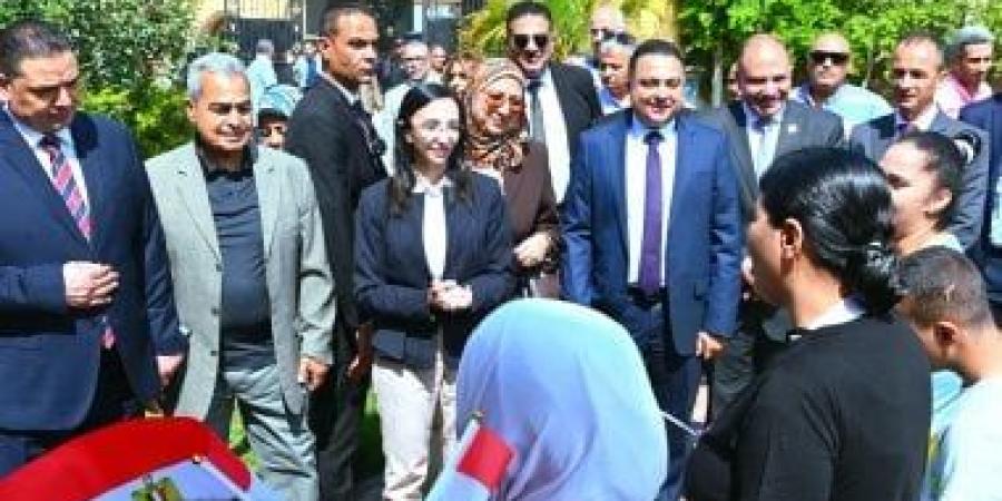 محافظ البحيرة تشارك الأيتام ذوى الإعاقة بكفر الدوار الاحتفال بعيد الأضحى