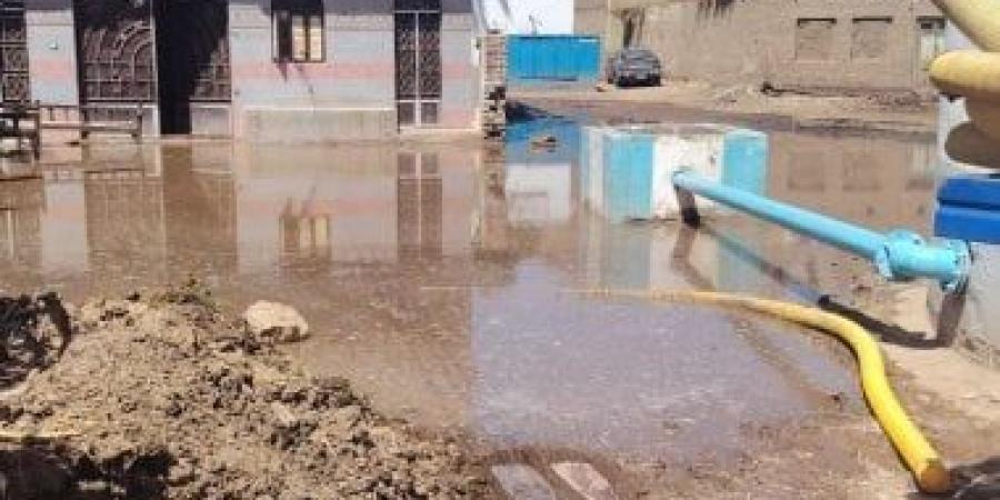 رئيس مدينة سوهاج يقودان مواجهة تجمعات المياه بمحيط محطة مياه الحمادية