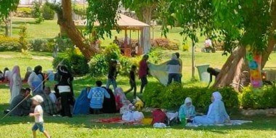 حدائق القناطر الخيرية تستقبل المواطنين ثانى أيام عيد الأضحى المبارك