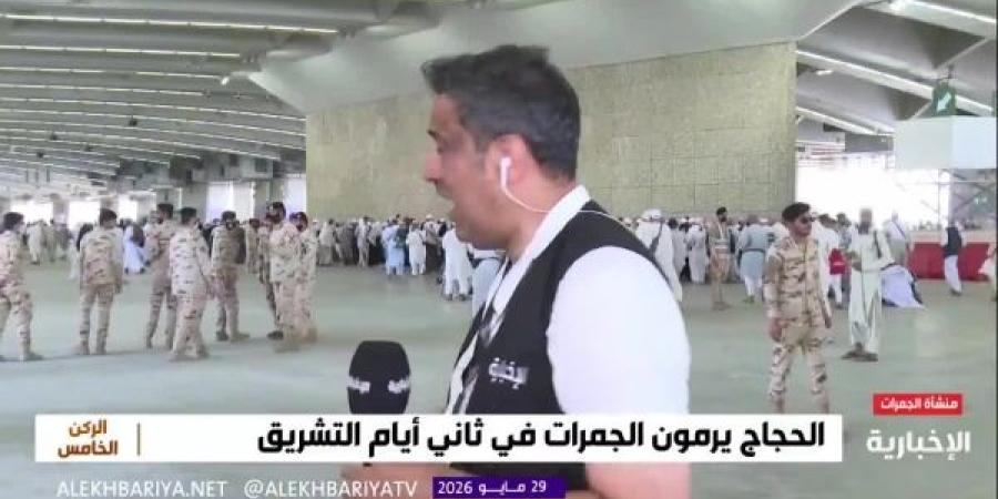 حجّاج بيت الله الحرام يرمون الجمرات الثلاث في ثاني أيام التشريق