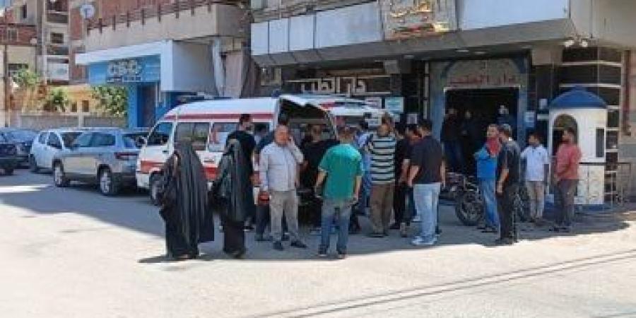 لحظة نقل جثمان والدة أحمد حلمي لأداء صلاة الجنازة بأحد مساجد بنها.. فيديو