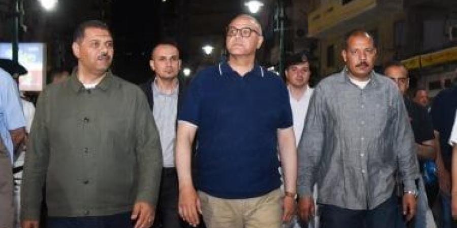 محافظ الإسكندرية يقود حملة موسعة بشارع خالد بن الوليد ويغلق 11 محلًا مخالفًا