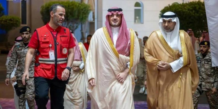 وزير الداخلية يقف على سير العمل بمركز الترحيل الطبي والقيادة والتحكم بـالهلال الأحمر
