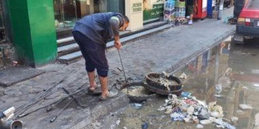 محافظ الدقهلية يكلف رئيس شركة المياه بإصلاح انسداد في خط الصرف بشارع الترعة