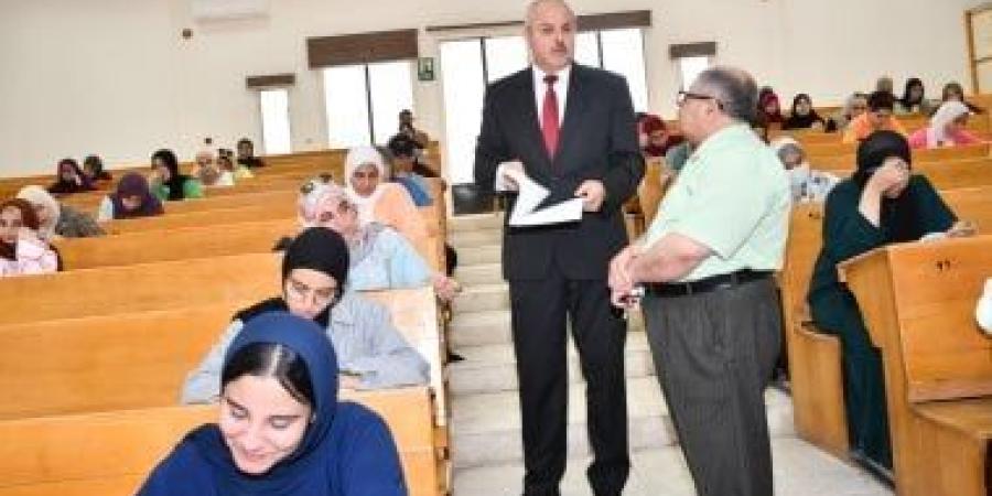 رئيس جامعة قناة السويس يتابع انتظام الامتحانات بعد إجازة العيد