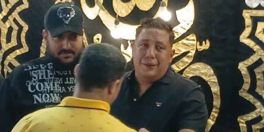 أصدقاء وأقارب حمو بيكا واقفين معاه في عزاء والده بالإسكندرية.. فيديو