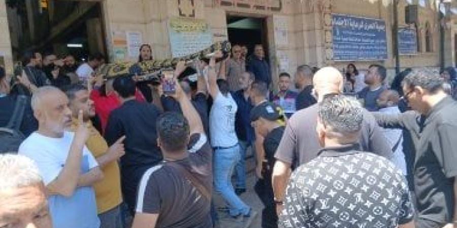 وصول جثمان والد حمو بيكا إلى مسجد العمرى بالإسكندرية.. فيديو وصور