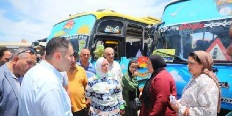 محافظ دمياط يتابع ميدانيًا حركة النقل بموقف سيارات الأجرة والطفطف برأس البر
