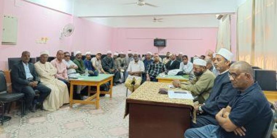 رئيس منطقة أسوان الأزهرية يجتمع برؤساء لجان الشهادة الثانوية.. صور