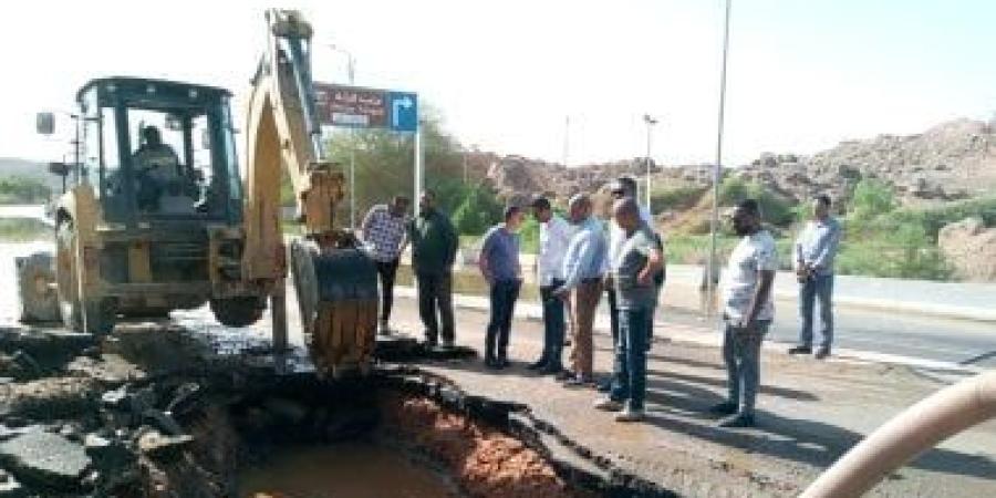 محافظ أسوان يتابع إصلاح كسر خط طرد الكرور ميدانيا.. صور