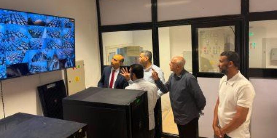 رئيس جامعة دمنهور يتفقد مركز البيانات الرئيسي ويوجه برفع جاهزيته