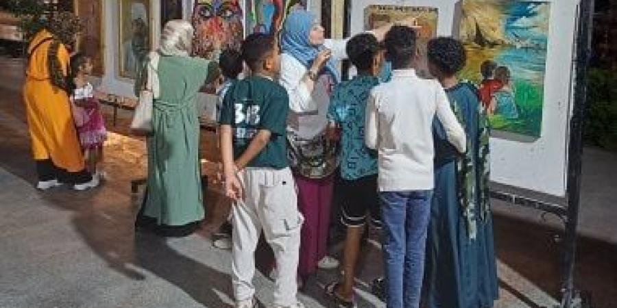 محافظ أسوان يفتتح مبادرة شارع الفن بميدان المحطة.. فيديو