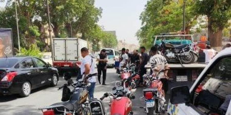 سحب رخص 34 دراجة نارية وتوك توك مخالف بأسوان.. صور
