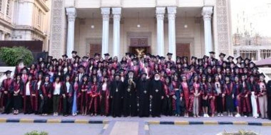 البابا تواضروس يكرم أوائل الكليات والشهادات العليا بالإسكندرية