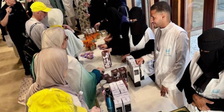 جامعة جدة تشارك في توديع الحجاج ضمن مبادرة أكناف الحرمين التطوعية