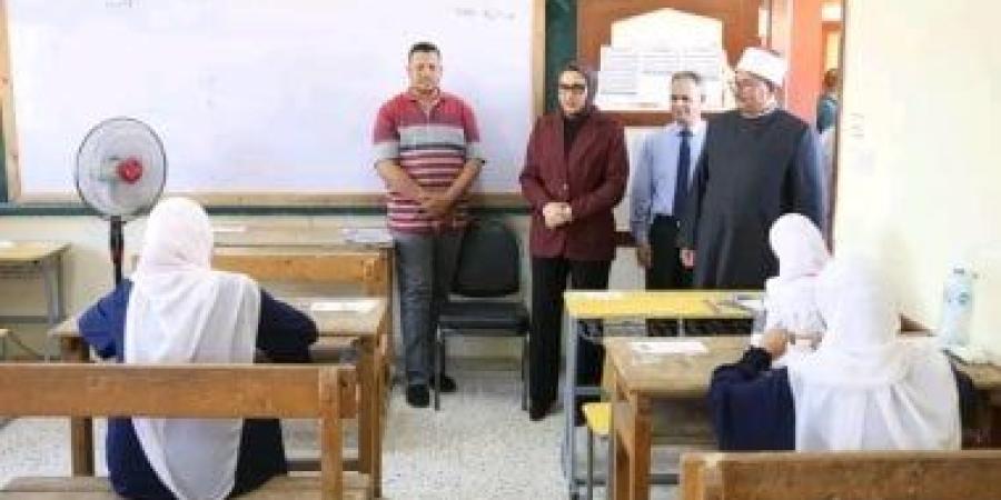 محافظ الوادي الجديد تتابع امتحانات الثانوية الأزهرية وتدعم اللجان بمبردات تهوية