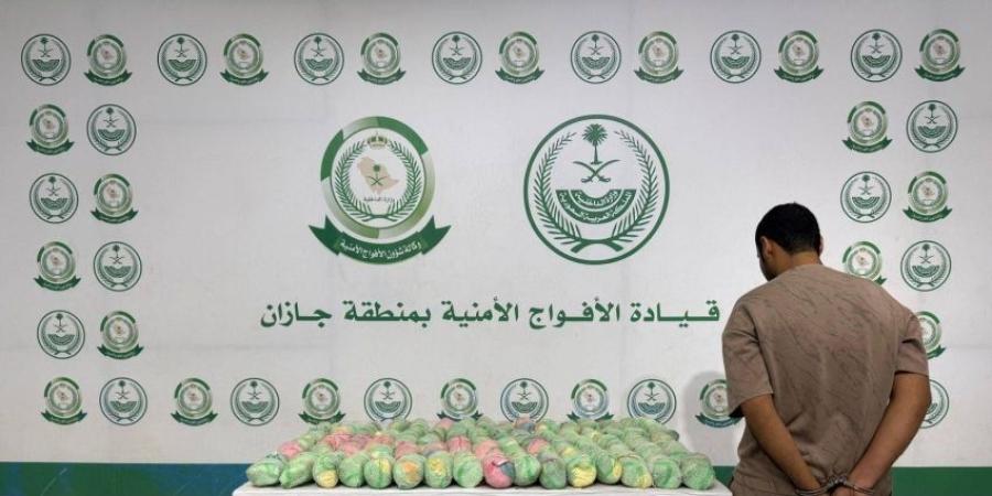 الأفواج الأمنية  تقبض على مقيم لترويجه (22) كيلو جرامًا من القات المخدر