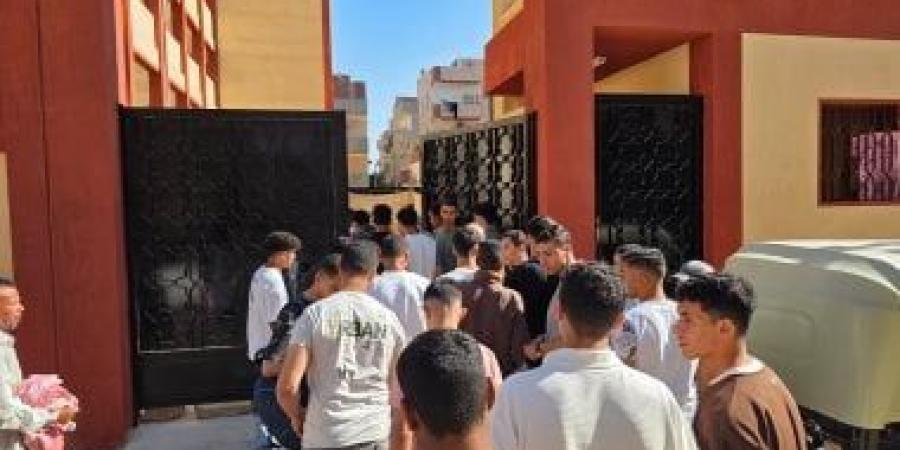 انتظام دخول طلاب الثانوية الأزهرية إلى لجان الامتحانات بالإسماعيلية.. فيديو