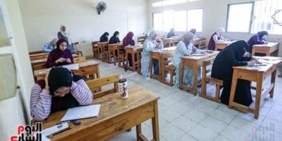 إحالة رئيس لجنة ومراقب للتحقيق وحرمان طالب من امتحان الإعدادية فى القليوبية