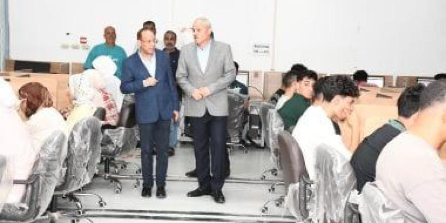 رئيس جامعة القناة يتابع الاختبارات الإلكترونية لطلاب العلاج الطبيعي
