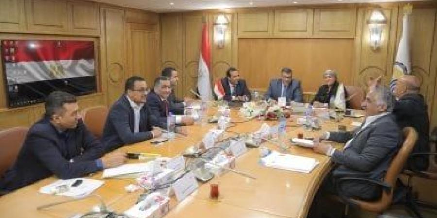 محافظ قنا يناقش مع النواب مطالب المواطنين وأبرز الملفات التنموية.. صور