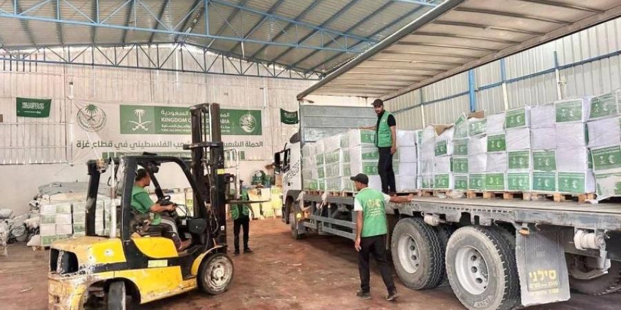 وصول قافلة مساعدات سعودية إلى قطاع غزة