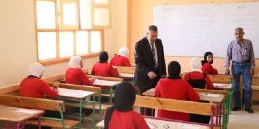 وكيل تعليم الوادى الجديد يتفقد لجان المنيرة الإعدادية