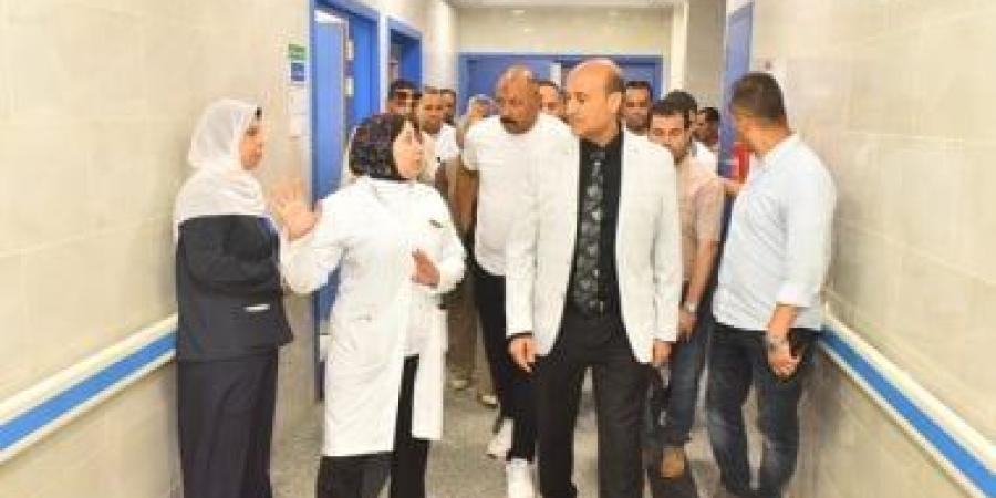 جولة مفاجئة لمحافظ أسيوط داخل مستشفى ديروط المركزي لمتابعة الخدمات الطبية
