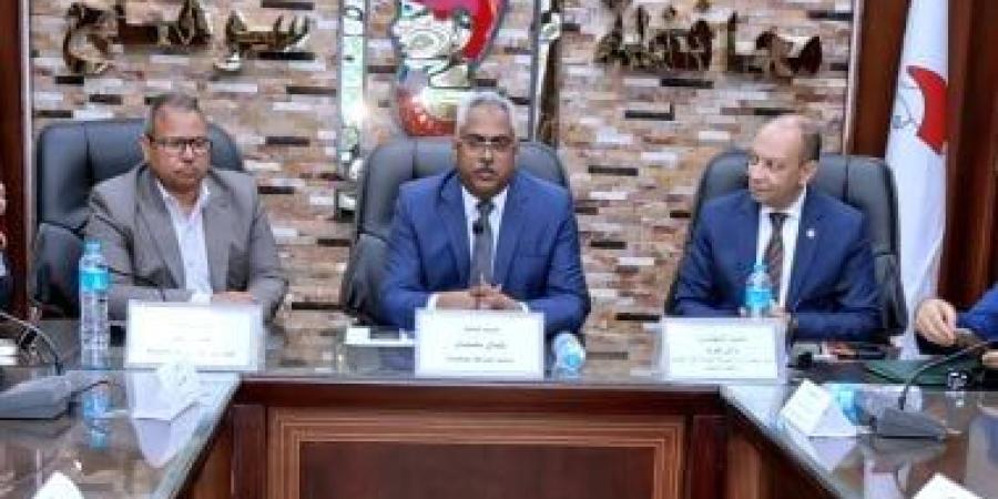 نائب محافظ سوهاج يبحث التوسع فى مشروعات توصيل الغاز الطبيعى