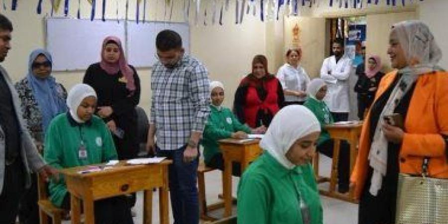 مدير الرعاية الصحية بالأقصر يتفقد لجان امتحانات معاهد التمريض.. صور