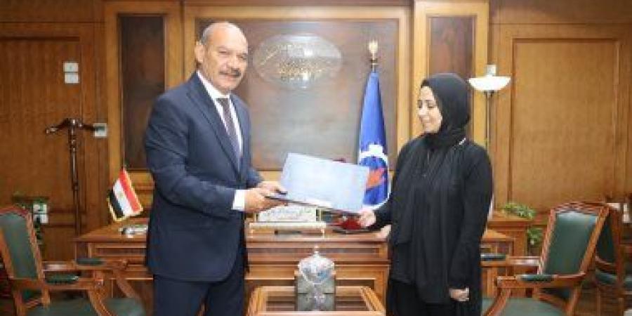 عقد عمل ومساعدة إنسانية من محافظ السويس لأسرة الطفل باسل