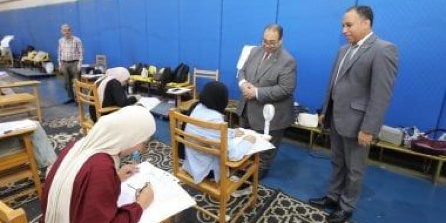 رئيس جامعة كفر الشيخ يتفقد أعمال امتحانات كلية علوم الرياضة