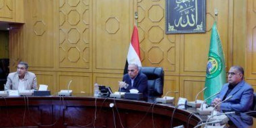 محافظ الإسماعيلية يؤكد أهمية التعامل الإنسانى مع الكلاب الحرة